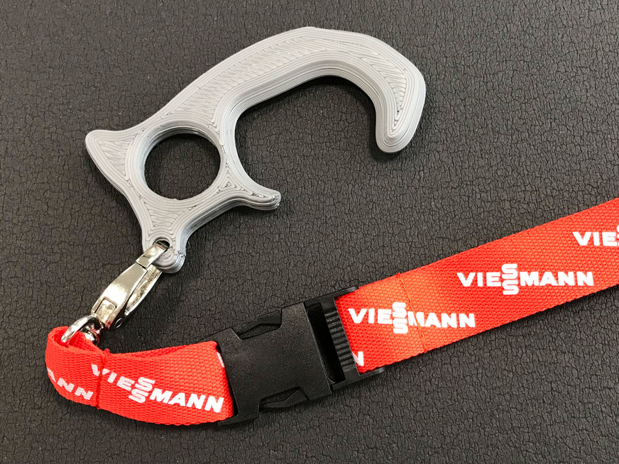 Die von Viessmann entwickelten Türöffner helfen, das Berühren des Griffs mit der Hand zu vermeiden. Sie werden auf den 3D-Druckern des Viessmann-Prototypenbaus gefertigt.