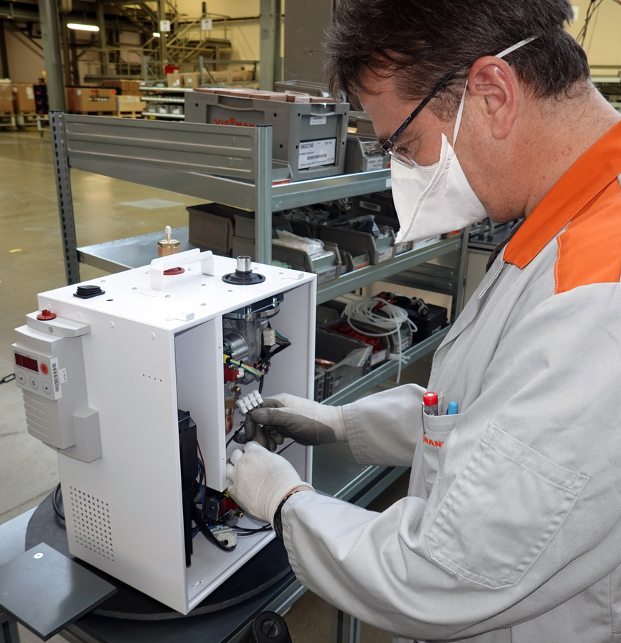 Die Serienfertigung des mobilen Beatmungsgeräts von Viessmann findet in Allendorf (Eder) auf einer umgerüsteten Fertigungslinie für Gas-Wandgeräte statt.