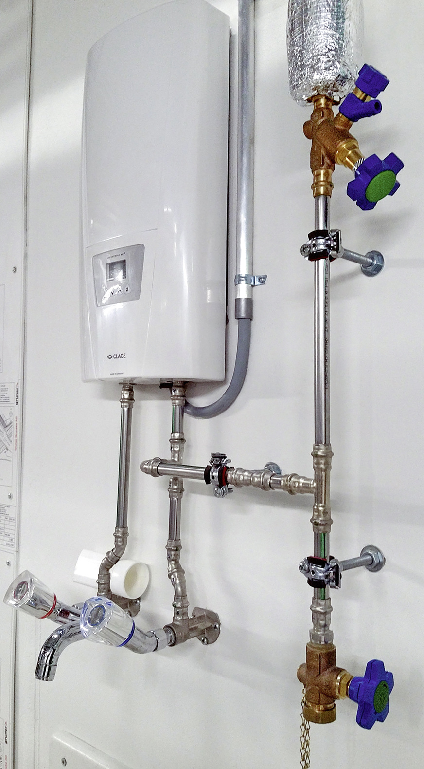 Bild 2: Dezentrale Trinkwassererwärmer sind kein genereller Schutz vor hygienekritischer Belastung von Trinkwasser-Anlagen durch Legionellen und entziehen sich auch nicht automatisch der Beprobungspflicht, wenn daraus Wasser an die Öffentlichkeit abgegeben wird.