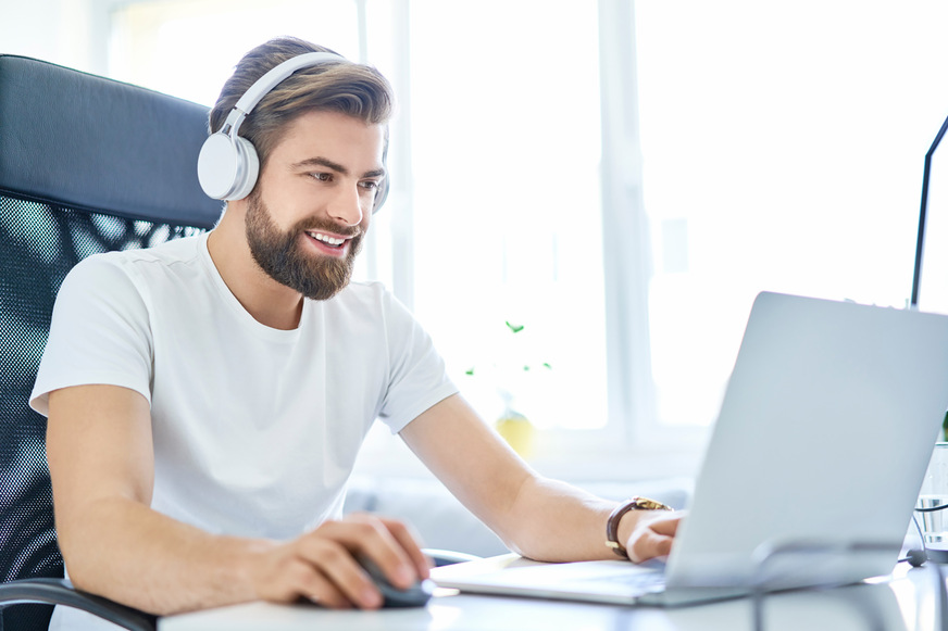 Bild 2: …wobei die ­herkömmliche Wissensaneignung zunehmend durch digitale und ­multimediale Formate ­ergänzt und teilweise ­ersetzt wird.