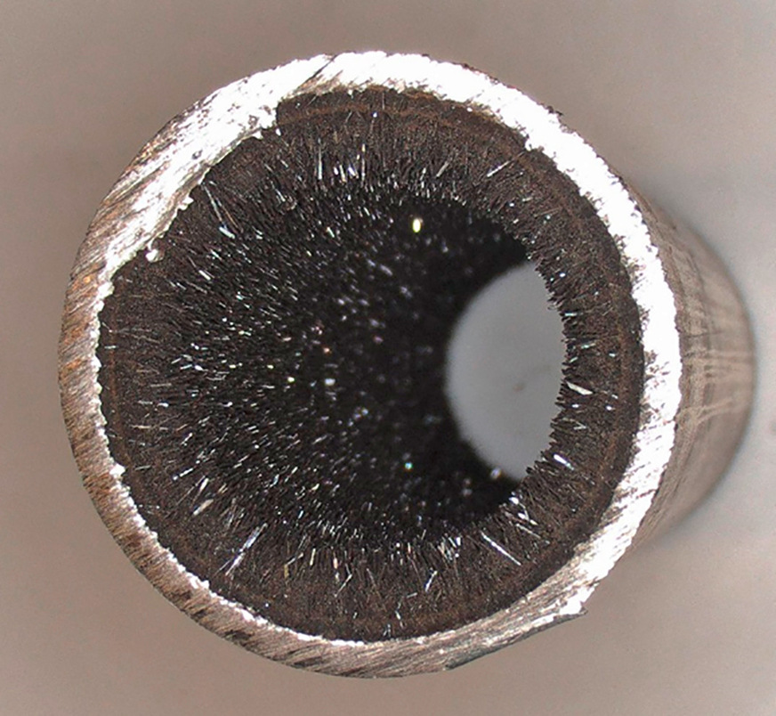 Bild 3: C-Stahlrohr mit ­einem kristallinen ­Belag aus Magnetit und Kalziumkarbonat (Aragonit), verursacht durch eine relativ hohe Resthärte in Verbindung mit übermäßigem Sauerstoffeintrag.