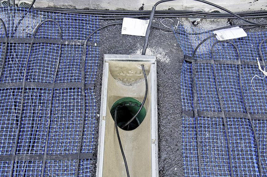 Bild 10:&nbsp;…und etwa 1 m tief in das Ablaufrohr geführt, damit ein Ablaufen der Niederschläge ­gewährleistet ist.