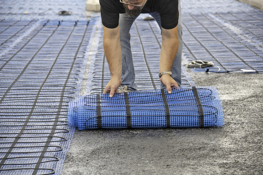 Bild 7:&nbsp;Die Verlegung des Heizleiters samt Heizmatte erfolgt auf der ersten erkalteten ­Gussasphaltschicht.