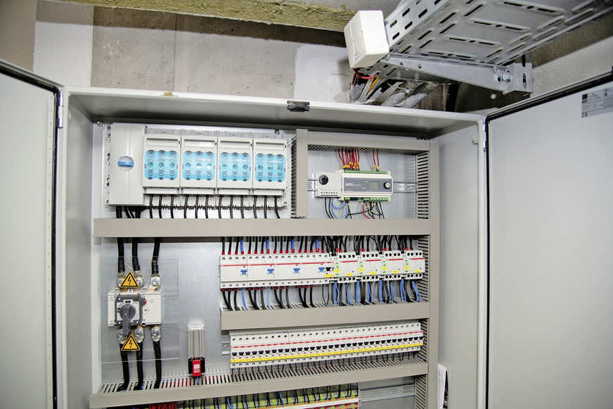 Bild 5:&nbsp;Der Zweizonen-Eismelder EM 50-2 übernimmt die feuchte- und temperaturabhängige Steuerung,...