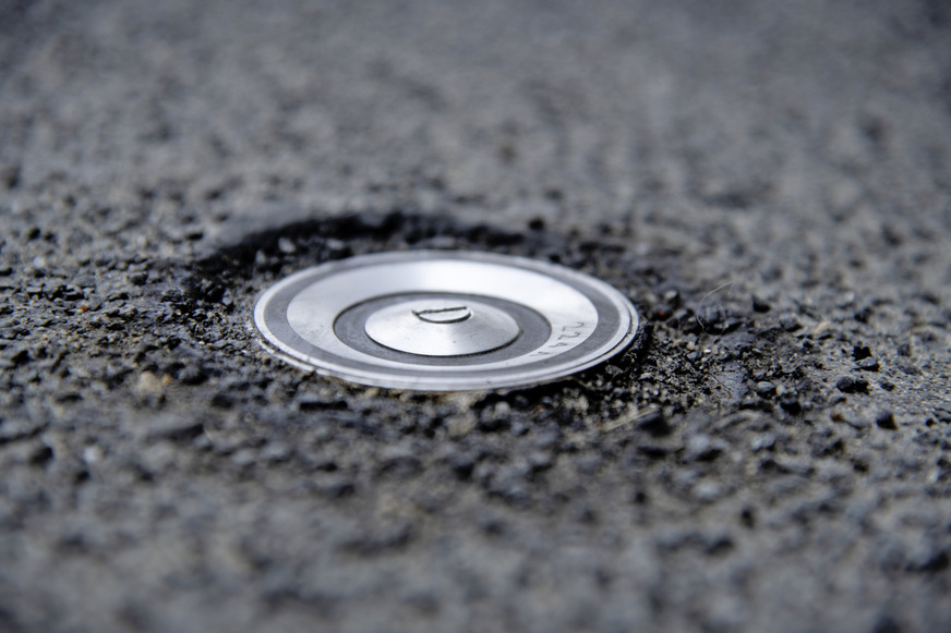 Bild 4:&nbsp;Die beiden Feuchte- bzw. Temperaturfühler sind in nicht überdachten Bereichen ebenerdig und in waagerechter Position montiert.