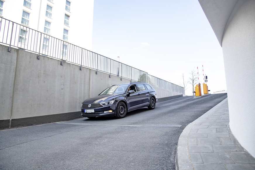 Bild 2:&nbsp;In der kalten Jahreszeit und bei unbestän­diger Witterung können steile Auf- und Abfahrten von Tiefgaragen gefährlich glatt werden. Im Raiba-Center sorgt eine AEG-Freiflächen­heizung vollautomatisch für höchste Sicherheit.