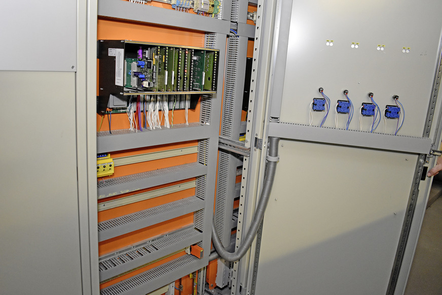 Bild 4: Schaltschrank mit wesentlich reduziertem Inhalt nach Installation der Strahlpumpen.