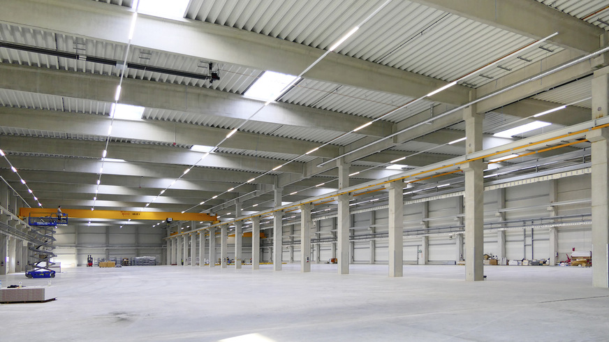 Bild 2: Die Produktionshalle umfasst rund 9400 m2 und ist als ­Beton-Fertigteil-Konstruktion nach neustem Standard ­gefertigt worden.