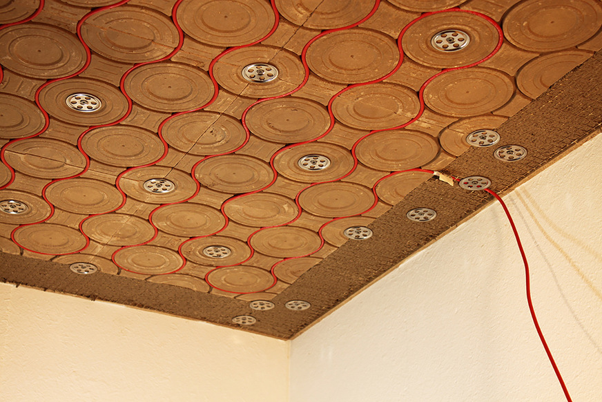 Bild 3  Die kompletten Deckenflächen des Schlangenhauses wurden mit den Lehmmodulen belegt. 