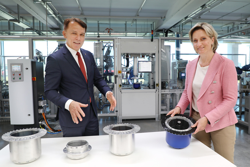 Werksbesichtigung bei Ziehl-Abegg in Kupferzell, Dr. Nicole Hoffmeister-Kraut, Wirtschaftsministerin von Baden-Württemberg, und Peter Fenkl, Vorstandsvorsitzender der Ziehl-Abegg SE.