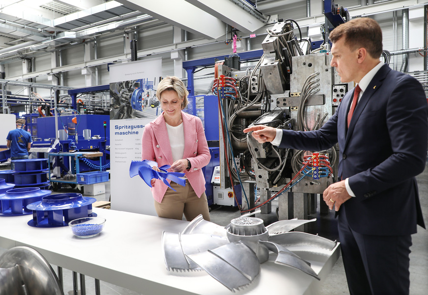 Werksbesichtigung bei Ziehl-Abegg in Kupferzell, Dr. Nicole Hoffmeister-Kraut, Wirtschaftsministerin von Baden-Württemberg, und Peter Fenkl, Vorstandsvorsitzender der Ziehl-Abegg SE.