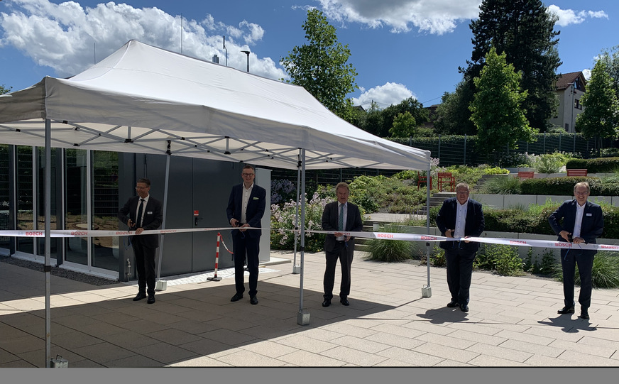 Feierliche Eröffnung der SOFC-Pilotanlage in Wernau (v.l.) Armin Elbl, Bürgermeister der Stadt Wenau, Andreas Schwarz, MdL, Franz Untersteller, baden-württembergischer Landesminister für Umwelt, Klima und Energiewirtschaft, Uwe Glock, Vorsitzender der Geschäftsführung der Bosch Thermotechnik GmbH und Dr. Wilfried Kölscheid, Leiter des Projektes Solid Oxide Fuel Cell bei Bosch.