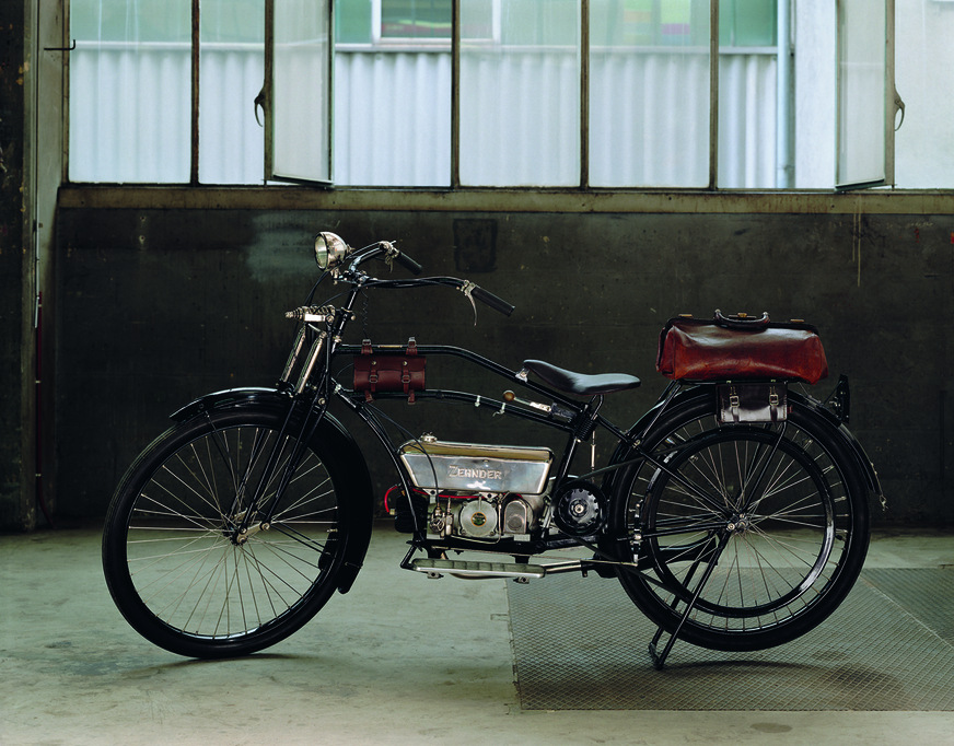 In den 1920er-Jahren suchte Zehnder nach einer neuen Produktidee und entwickelte das Leichtmotorrad „Zehnderli“.