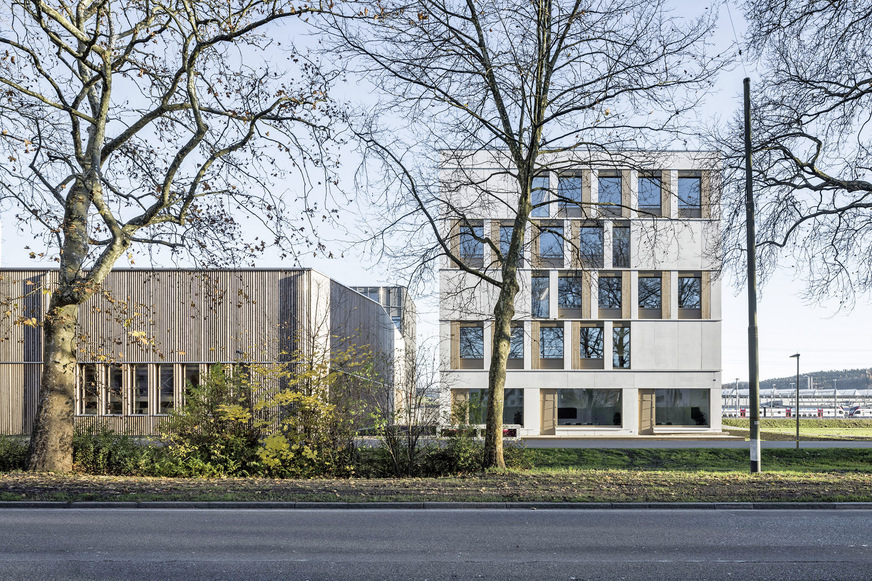 Bild 5  Typisch für das neue Bürogebäude der 3-Plan Haustechnik AG, Winterthur, sind die vergleichsweise kleine Fensterfläche sowie der hohe Dämmstandard. In der Übergangszeit (ca. 6 Monate) halten sich die solaren Erträge,  inneren Energie­gewinne, Verluste über die Gebäudehülle, Lüftung und Nacht­auskühlung die Waage. Nur noch etwa vier Monate wird geheizt und dank Freier Kühlung nur noch zwei Monate lang gekühlt.