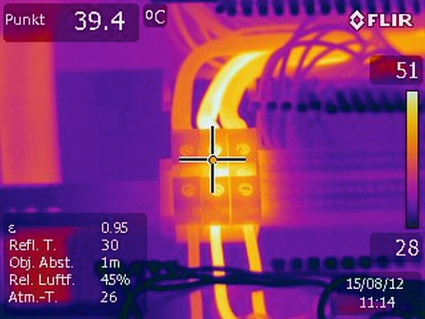 Bild 6: Überhitzte Elektrobauteile können zu einer erheblichen ­Gefahrenquelle werden und Brände auslösen.