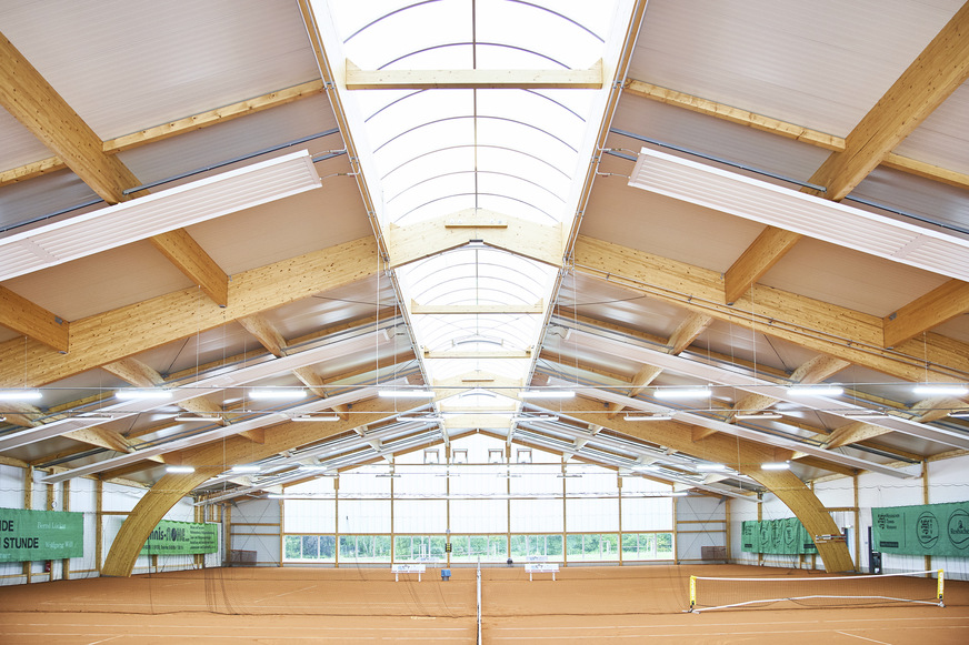 Bild 4: Im Oktober 2016 wurde die neue Tennishalle mit drei Indoor-Ascheplätze nach rund sechs Monaten Bauzeit in Betrieb genommen.