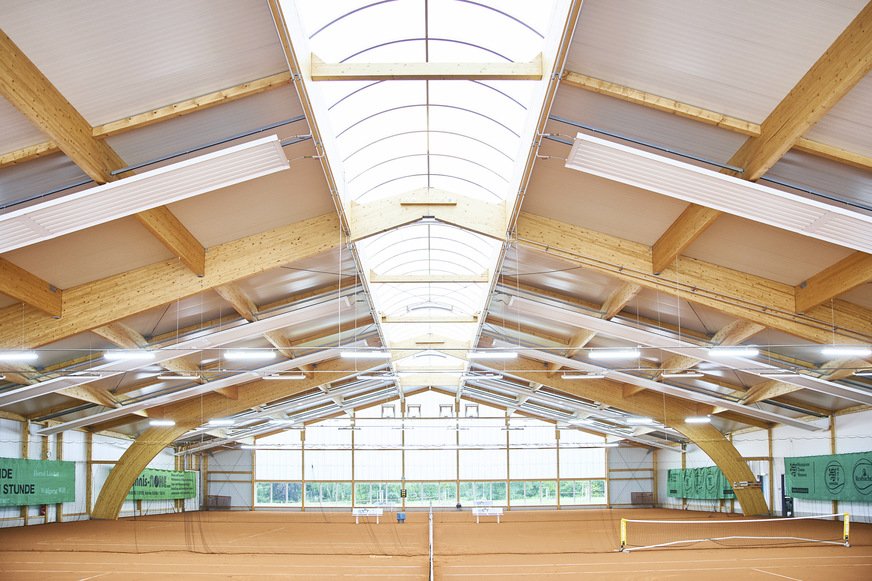Bild 4: Im Oktober 2016 wurde die neue Tennishalle mit drei Indoor-Ascheplätze nach rund sechs Monaten Bauzeit in Betrieb genommen.