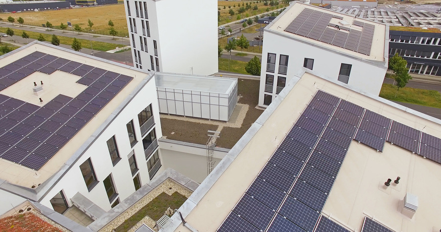 Bild 2: Im Mittelpunkt des Energiekonzepts stehen die lokale Stromerzeugung mit Photovoltaik-Anlagen mit besonders effizienten HIT-Modulen …