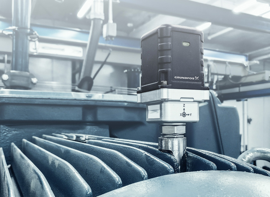 Bild 3: Digitalisierungsbeispiel: „Grundfos Machine Health“ (GMH) basiert auf einer hochwertigen ­Sensorik zur Erfassung von Geräuschen bzw. ­Vibrationen. Mithilfe einer Datenbank typischer Maschinengeräusche und Vibrationsprofile sowie einer detaillierten Analyse über eine Cloud-Anbindung erhält der Betreiber dann schon eine Lösung, bevor das sich anbahnende Problem eine größere Störung verursacht. Der zugehörige Sensor wurde hier zwischen den Kühlrippen eines Motors eingeklebt. Eine wichtige Besonderheit von GMH ist, dass die genutzte Datenbank schon kurz nach der Installation der Sensoren und Empfänger ­Aussagen über den Zustand der Anlage&nbsp;treffen kann – die Algorithmen der künstlichen ­Intelligenz müssen also nicht wie sonst oft üblich erst angelernt werden.