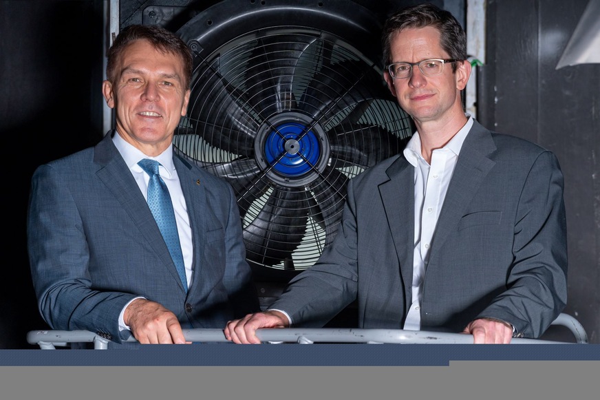 Die Vorstände Dr. Michael Gordon (Motorwerk,) und Peter Fenkl (Ziehl-Abegg) besichtigen in luftiger Höhe im denkmalgeschützten Gebäude die Ventilatoren.