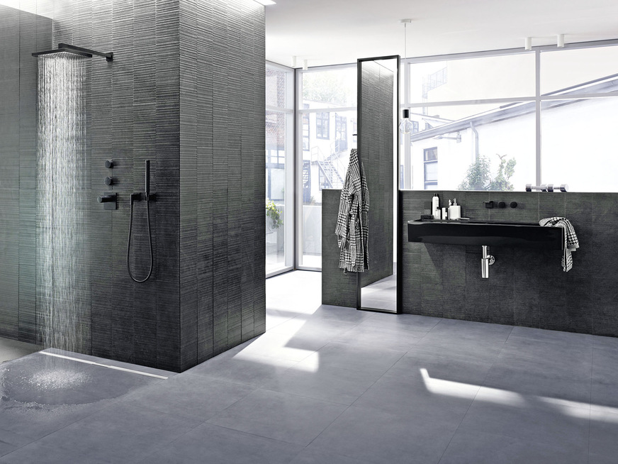 Geberit: Die Duschrinne CleanLine80 wird aus Vollmaterial gepresst.