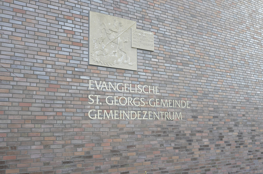 Bild 2 Ein schmückendes Detail: Das Sankt-Georgs-Relief des alten Gemeindehauses wurde in die neue Fassade integriert.