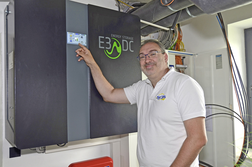 Bild 6 Stefan Korneck am E3/DC-Hauskraftwerk, das aus seine Sicht in Sachen Stromspeicherung und -steuerung technisch unübertroffen ist.