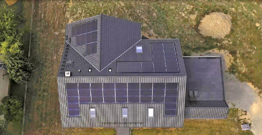 Bild 2 … auf drei Dachseiten wurden Photovoltaik-Anlagen integriert.