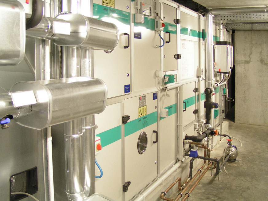 Adiabatische Abluftkühlung mit Regenwasser, Klimaanlage im Institut Physik der Humboldt-Universität in Berlin Adlershof.