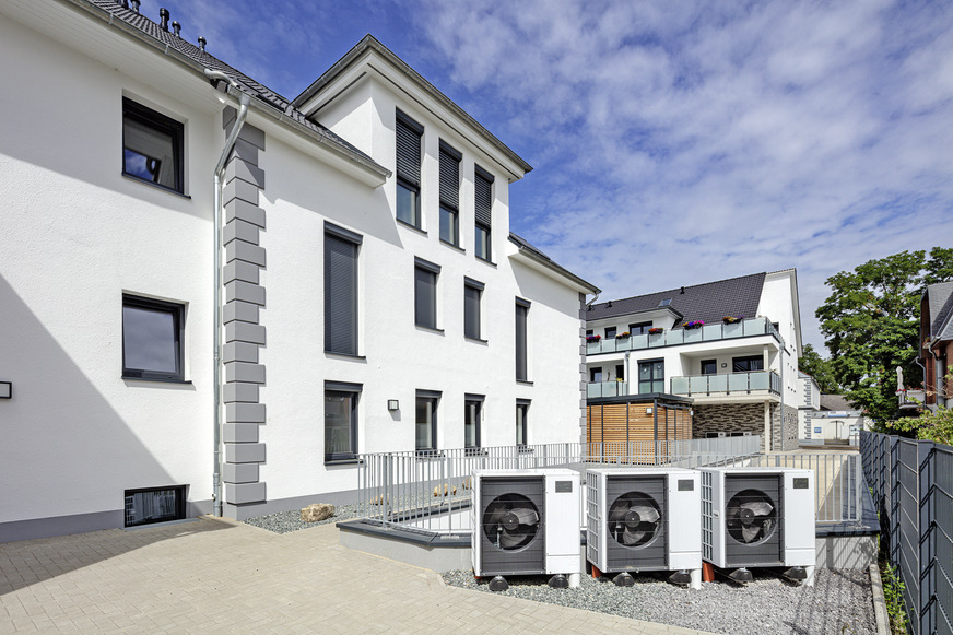Bild 2 Drei Ecodan-Außengeräte als wasserseitige Kaskade oberhalb der Tiefgarageneinfahrt versorgen zwölf Wohneinheiten mit Wärme für die Raumheizung und Trinkwassererwärmung.