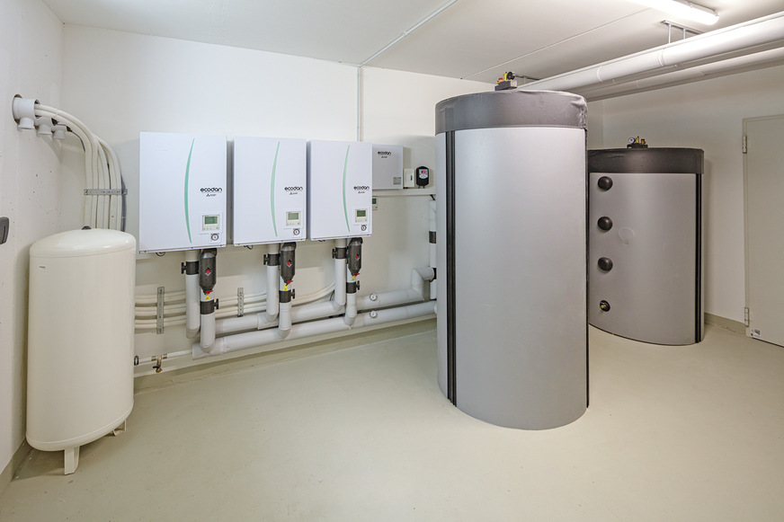 Bild 3 Die hydraulische Einbindung der Wärmepumpen erfolgt über jeweils separate Hydromodule. Ein Pufferspeicher übernimmt die Versorgung der Fußbodenheizungen, der zweite Pufferspeicher (rechts) bedient die dezentrale Trinkwassererwärmung in den Wohnungsstationen.