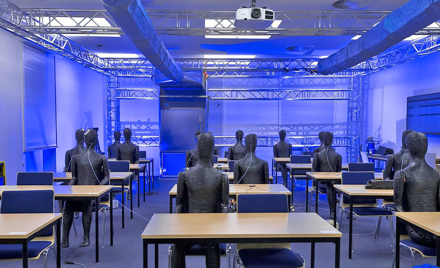 Bild 3 Testanordnung des Deutschen Zentrums für Luft- und Raumfahrt (DLR) in Göttingen für ein Belüftungskonzept mit Filtersystem für Klassenzimmer, Restaurants und Kinos im Auftrag der OHB System AG, der HT Group und Dastex: DLR: Lüftungssysteme sind besser als offene Fenster. Die Lüftungsbranche sollte die Luftführung für Schullüftungssysteme noch einmal auf den Prüfstand stellen. Das Quellluft-Prinzip könnte generell vorteilhaft sein.