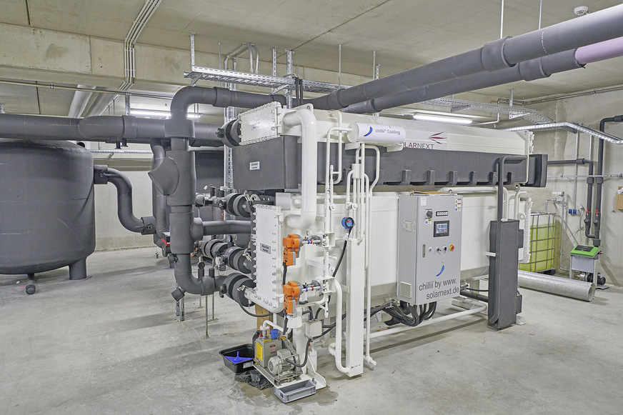 Bild 1 Absorptionskälteanlage chillii Cooling Kit der SolarNext AG.
