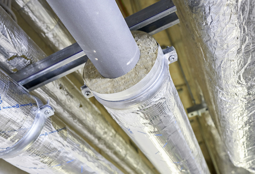 Bild 3 Die mit Steinwolle isolierten Teclit Hanger wurden als Halterungssystem für die kaltgehenden Rohrleitungen genutzt. Das ermöglicht einen sicheren Anschluss der Leitungsdämmung.