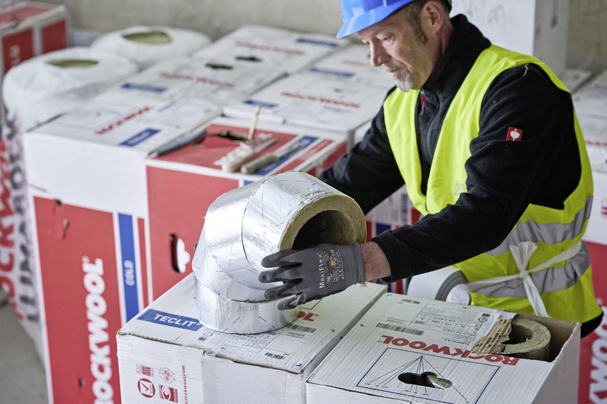 Bild 6 Schablonen auf den Verpackungen der Teclit PS Cold erleichtern den Zuschnitt der Isolierung für einen Rohrbogen.