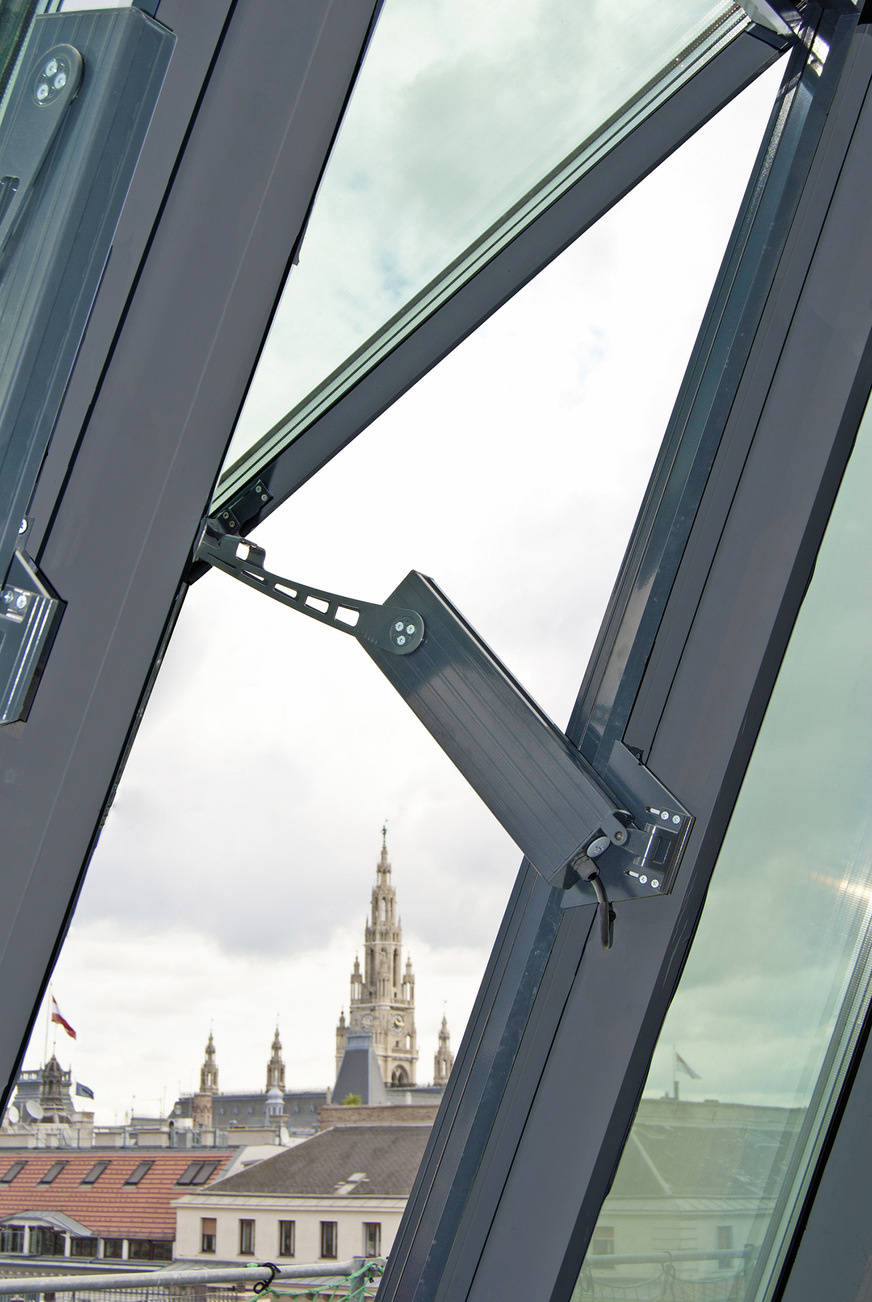 Klapparm² Antriebstechnik von Simon PROtec zum automatisierten Öffnen und Schließen der Fenster für eine kontrollierte natürliche Lüftung und sichere Entrauchung im Ernstfall.