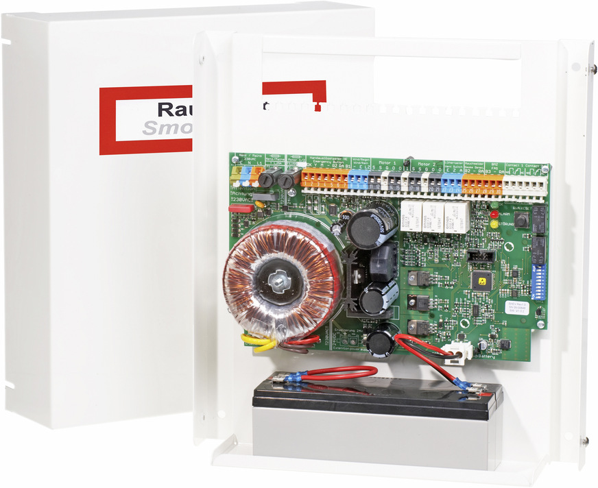Die digitale RWA-Steuerung SHEV-3 von Simon PROtec enthält eine Energie- und Notstromversorgung sowie die komplette Steuer- und Regelelektronik für den Betrieb von 24-V-DC-Antrieben für RWA-Fenster und Rauchabzugsklappen.