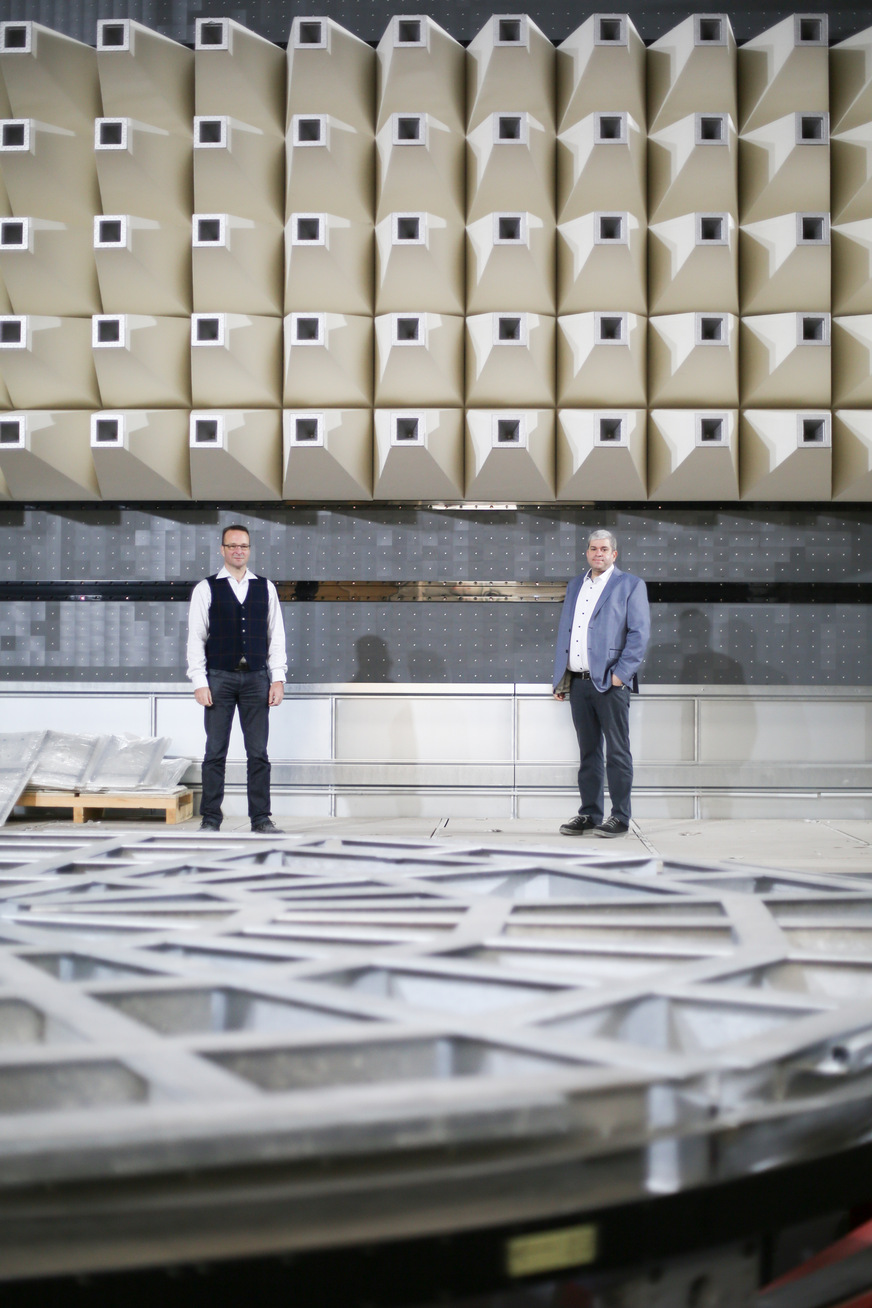 Markus Mettler (links), Technischer Betriebsleiter von ebm-papst, und Martin Schmitt, Abteilungsleiter in der Elektronikentwicklung von ebm-papst, im neuen Gebäude.