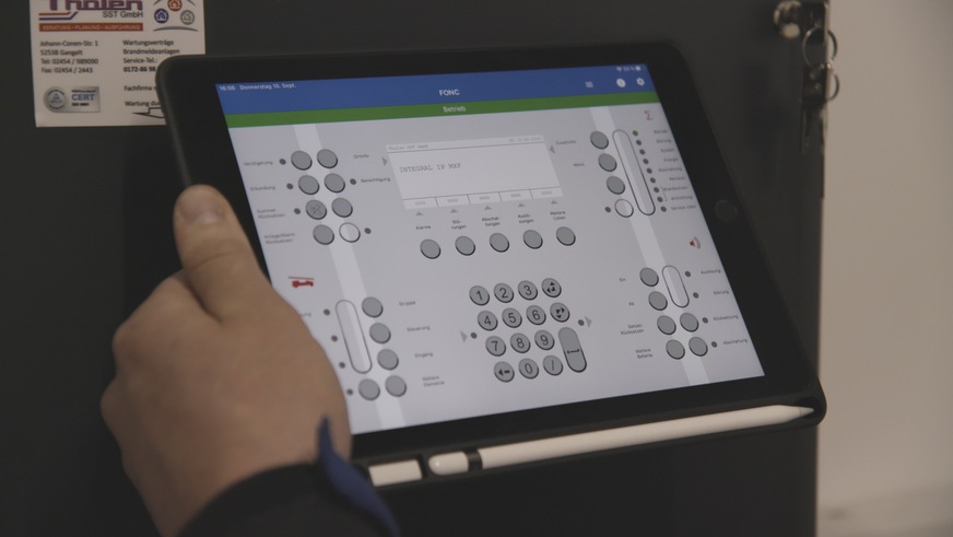 Der Fernzugriff auf die Brandmelderzentrale ist über ein Tablet möglich.