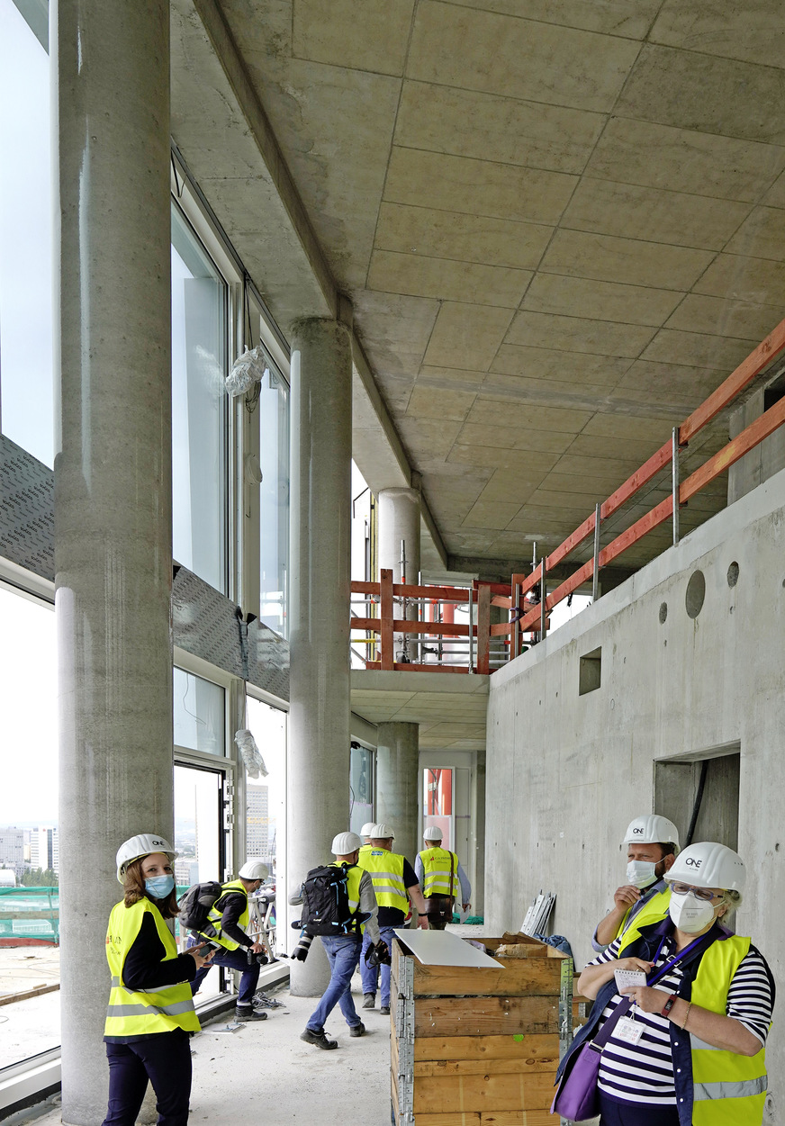 Bild 2 Co-Working-Bereich in der 15. / 16. Etage mit Dachterrasse links.