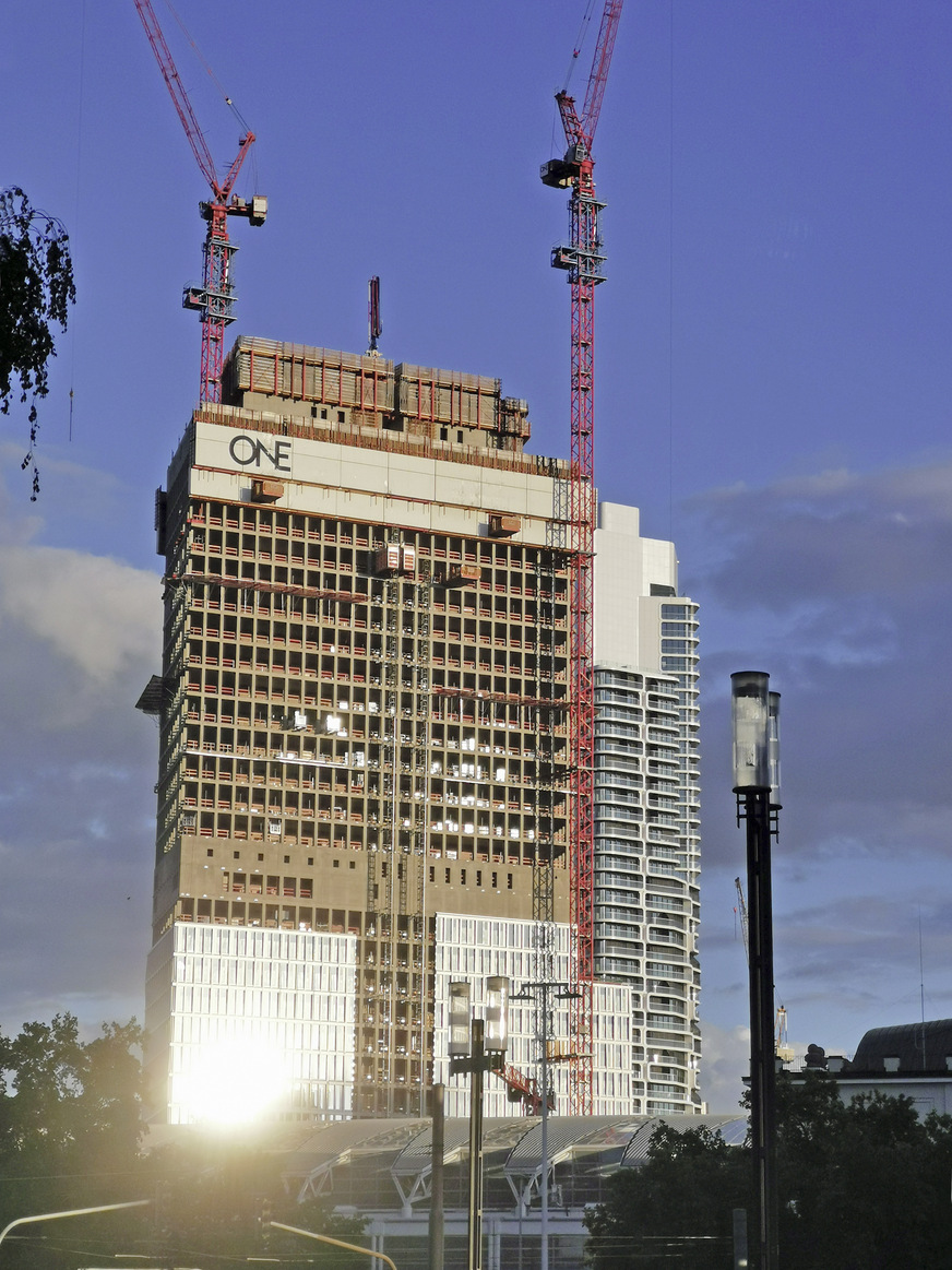 Bild 6 Abendlicher Blick auf die Baustelle des ONE. 9 Monate vor der baulichen Fertigstellung startet der Inbetriebnahmeprozess für die TGA-Anlagen.