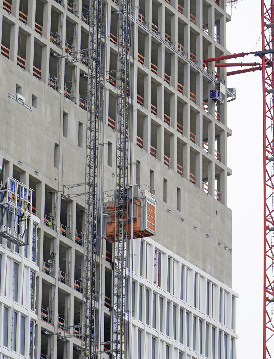 Bild 7 Blick auf die Fassade in der Höhe der Technikgeschosse von unten nach oben: fertig – im Bau – offen.