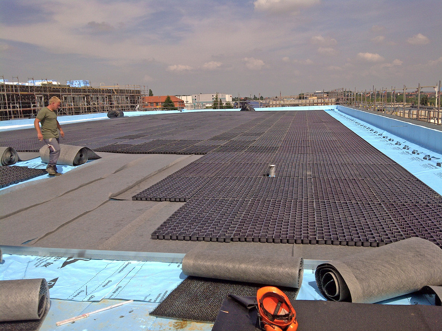 Bild 2 Installation des begrünten Retentionsdachs für den Neubau im Technischen Zentrum Heiterblick. Die Mäander-60-Elemente liegen auf einem Schutz- und Speichervlies, …