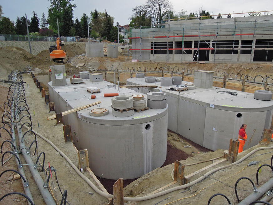 Bild 6 Unterirdische Speicherbehälter aus Betonfertigteilen für den Straßenbahnbetriebshof in Leipzig-Dölitz: Links 250 m3 für das nutzbare Regenwasser, rechts 250 m3 als Regenrückhaltebecken. Vorne jeweils die Zulauföffnungen.