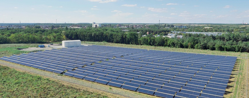 Die bisher größte Solarthermieanlage von Ritter XL Solar in Deutschland wurde 2016 in Senftenberg in Betrieb genommen. Die neue Anlage in Greifswald wird mit einer Kollektorfläche von rund 18 700 m2 mehr als doppelt so groß und gleichzeitig auch die größte der Republik sein.