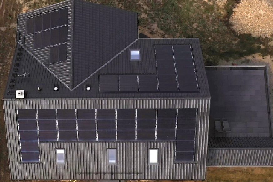 … auf drei Dachseiten wurden Photovoltaik-Anlagen integriert.