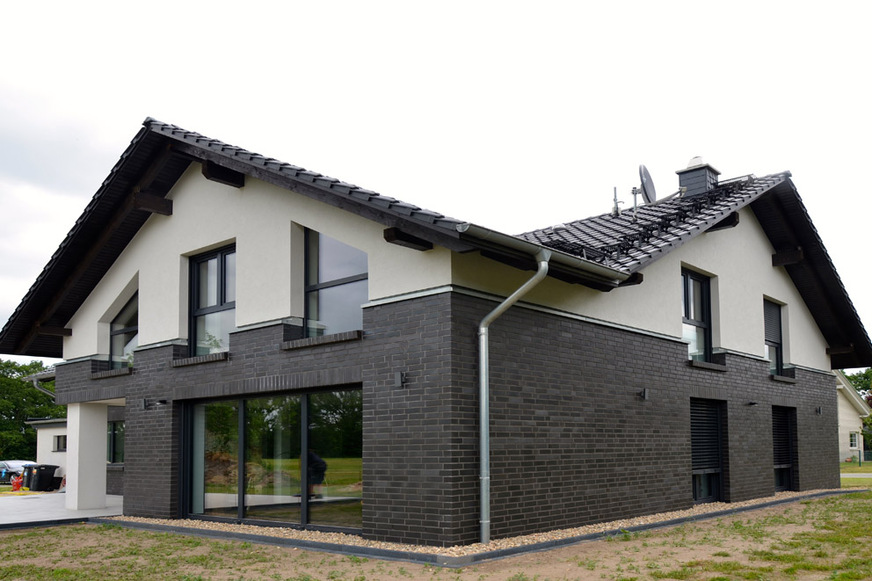 Die Außenansichten des Hauses lassen die großzügige Planung erkennen, …