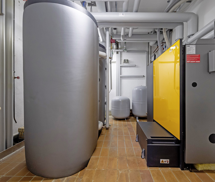 Bild 3 Blick in den Heizraum. Das bisherige Marktanreizprogramm und die neue Bundesförderung für effiziente Gebäude bieten attraktive Zuschüsse für die Heizungsmodernisierung mit erneuerbaren Energien.