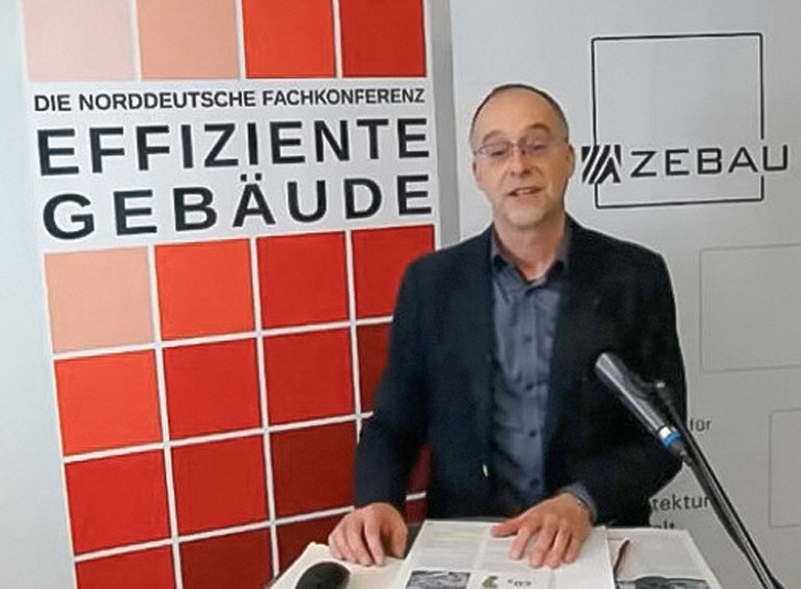 Bild 2 Notgedrungen nur online aber alles andere als eine Notlösung. ZEBAU-Geschäftsführer Peter-M. Friemert moderierte unter anderem die Abschlusstagung der Effiziente Gebäude 2020.