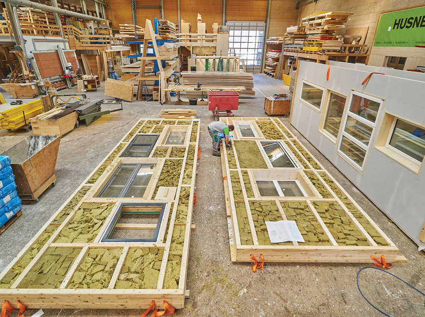 Bild 5 Vorgefertigte Elementfassade mit Wärmedämmung aus Restbeständen und Fenstern aus Retouren verschiedener Hersteller.&nbsp;